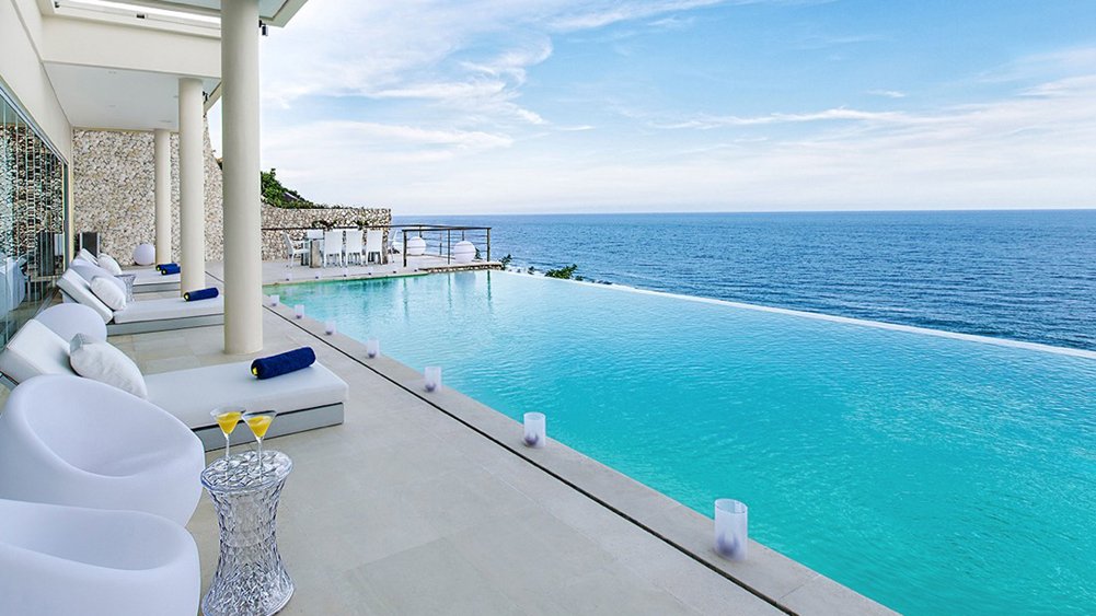 Grand Cliff Front Residence - Relaxing pool side
